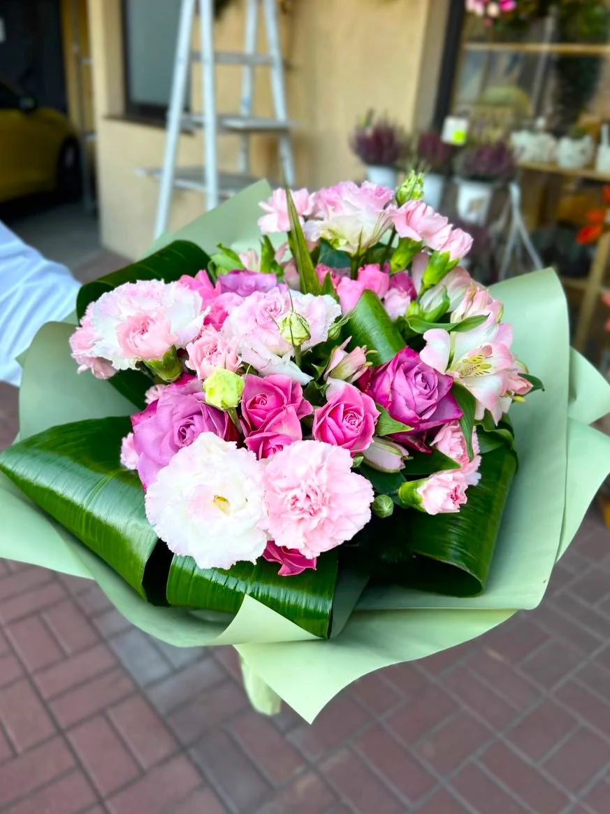 Bukiet różowych kwiatów mieszanych z różami, eustomą, alstremerią i goździkami