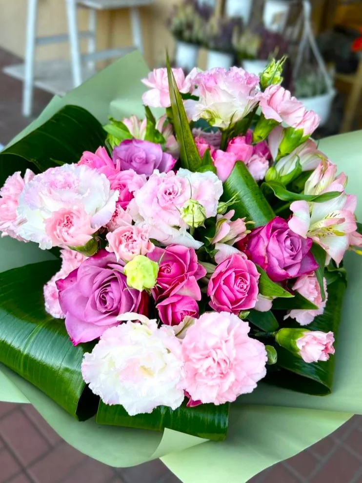 Świeże róże i eustoma w bukiecie różowych kwiatów