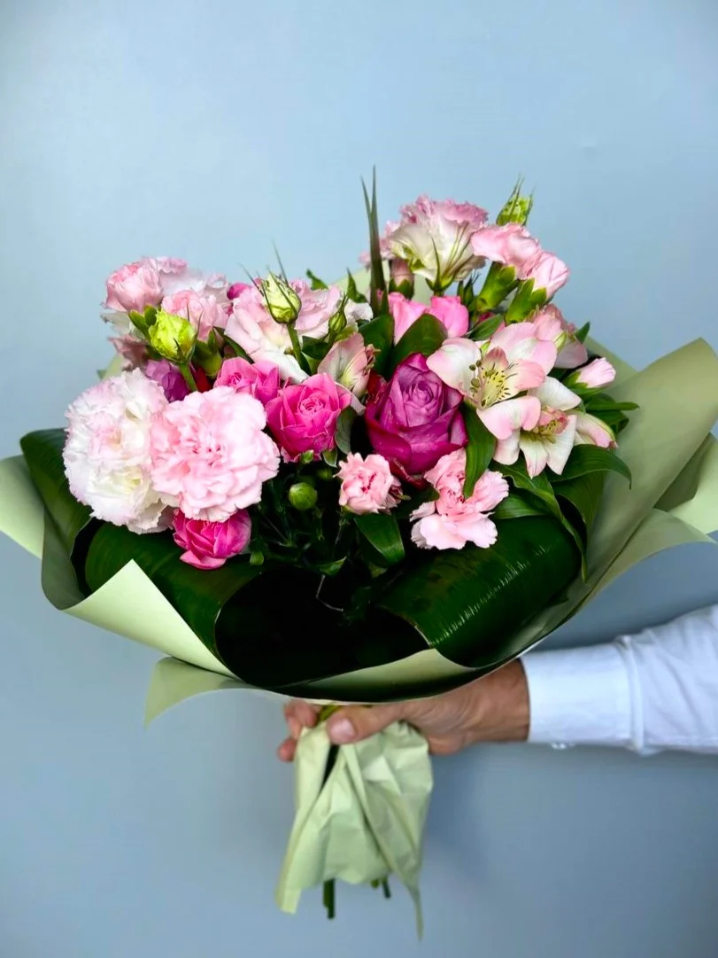 Kolorowy bukiet różowych kwiatów z alstremerią i goździkami