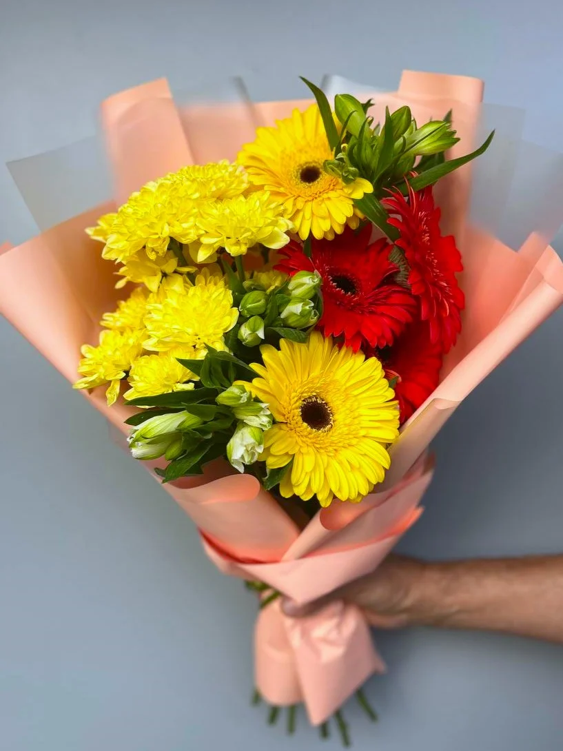 Kolorowy jesienny bukiet z gerber, margaretek i alstremerii