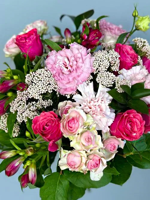 Świeże róże i eustoma w bukiecie z alstroemerią i goździkami