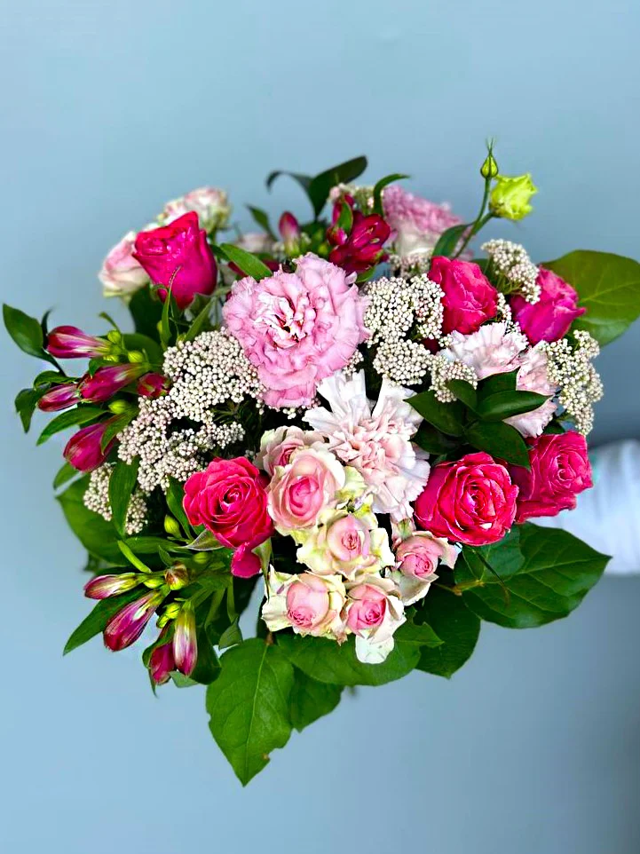 Bukiet z różami, eustomą, alstroemerią, goździkami i rusmusem