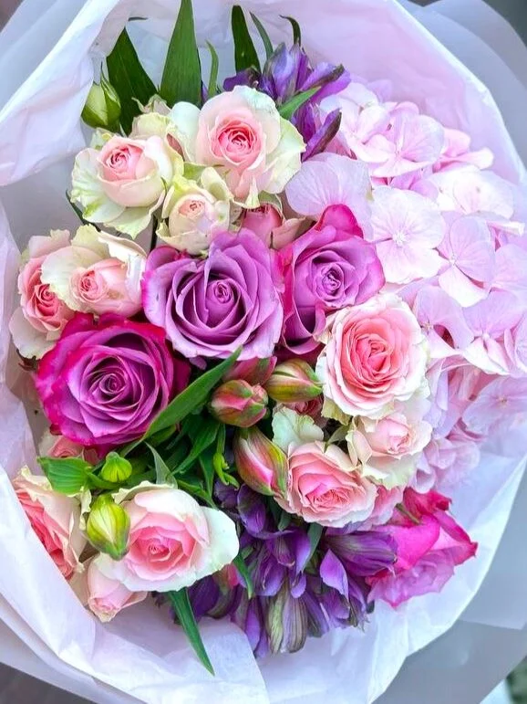 Elegancki bukiet róż z dodatkiem hortensji i alstremerii