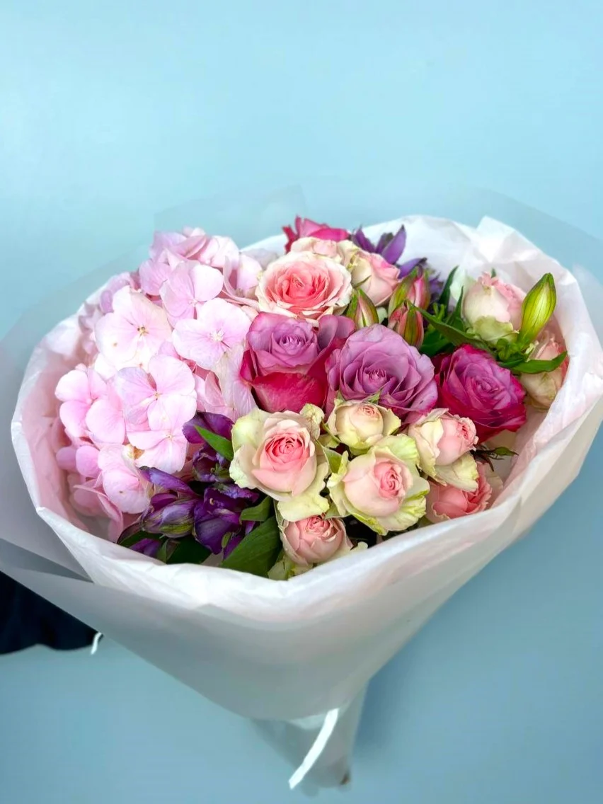 Świeże róże i hortensja w bukiecie z alstremerią