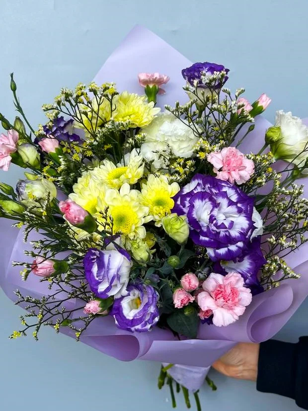 Świeże eustomy i goździki w bukiecie z chryzantemami