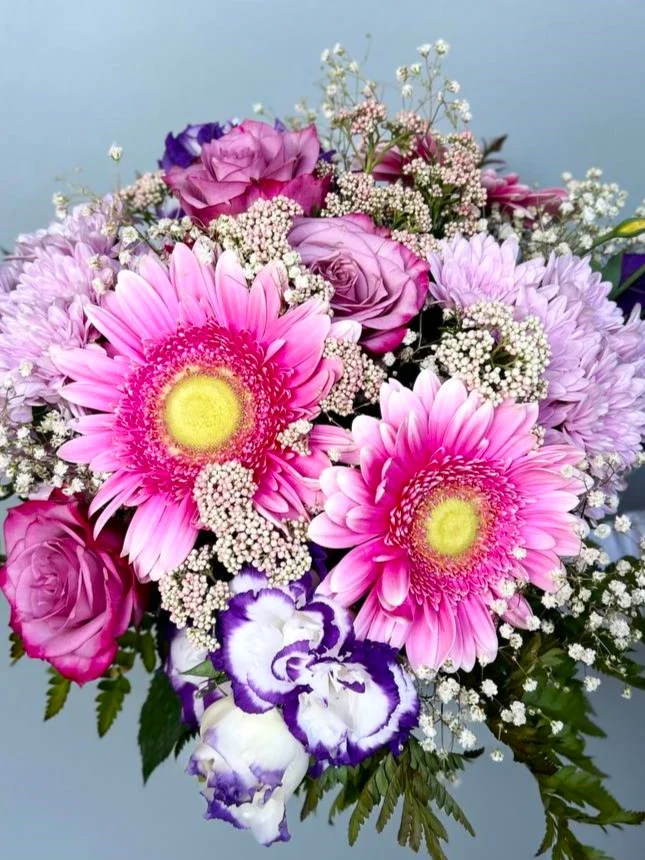 Kwiaty w odcieniach różu i fioletu – romantyczny bukiet na prezent