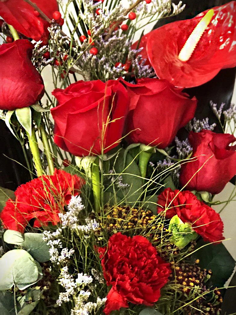 Elegancka wiązanka pogrzebowa z czerwonych kwiatów