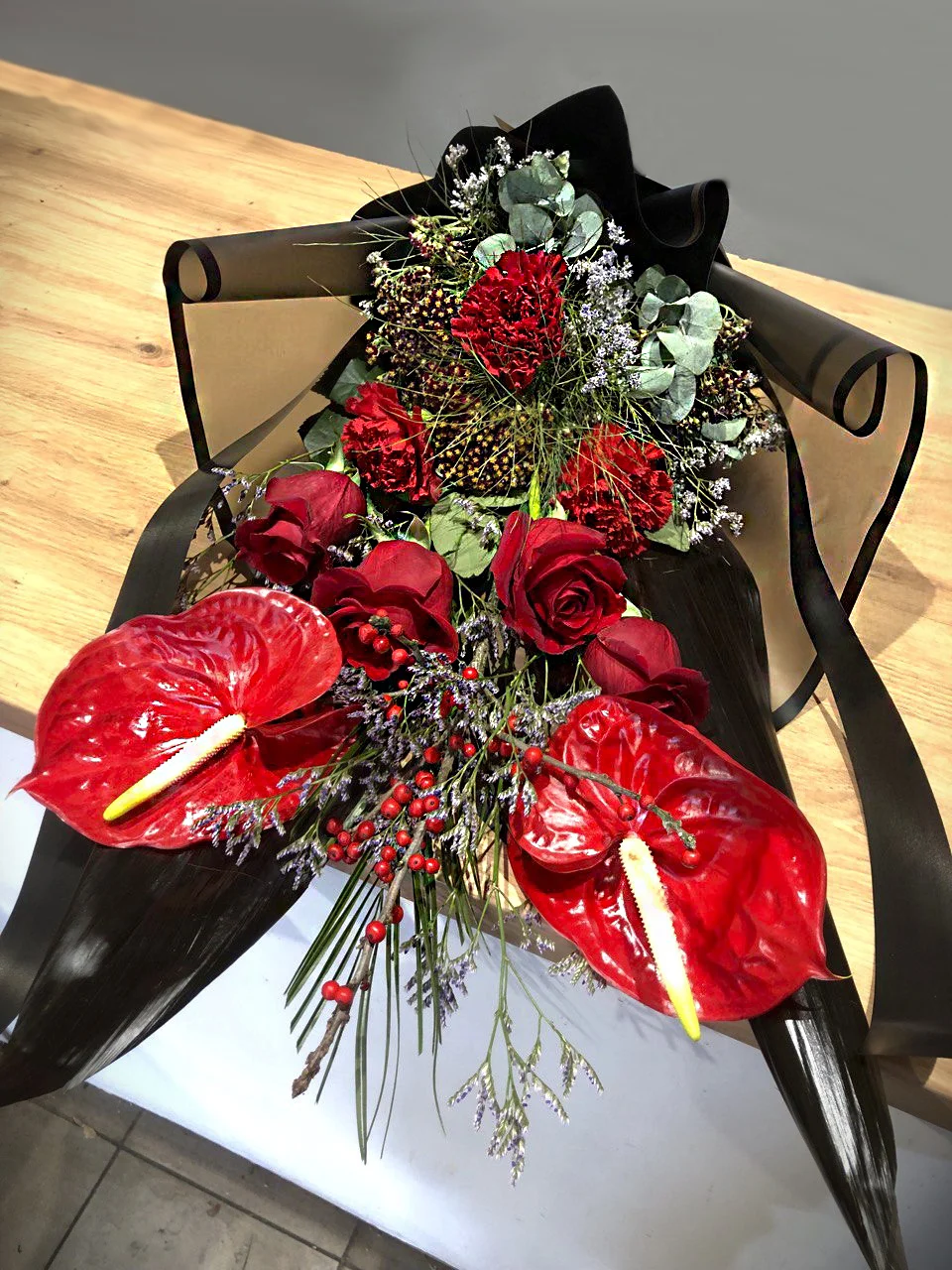 Mały bukiet pogrzebowy do ręki z róż i anturium
