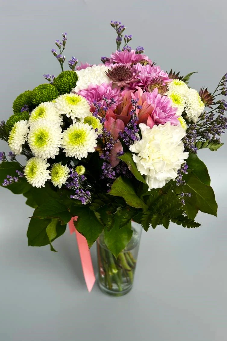 Delikatne kwiaty w wazonie z goździków i margaretek