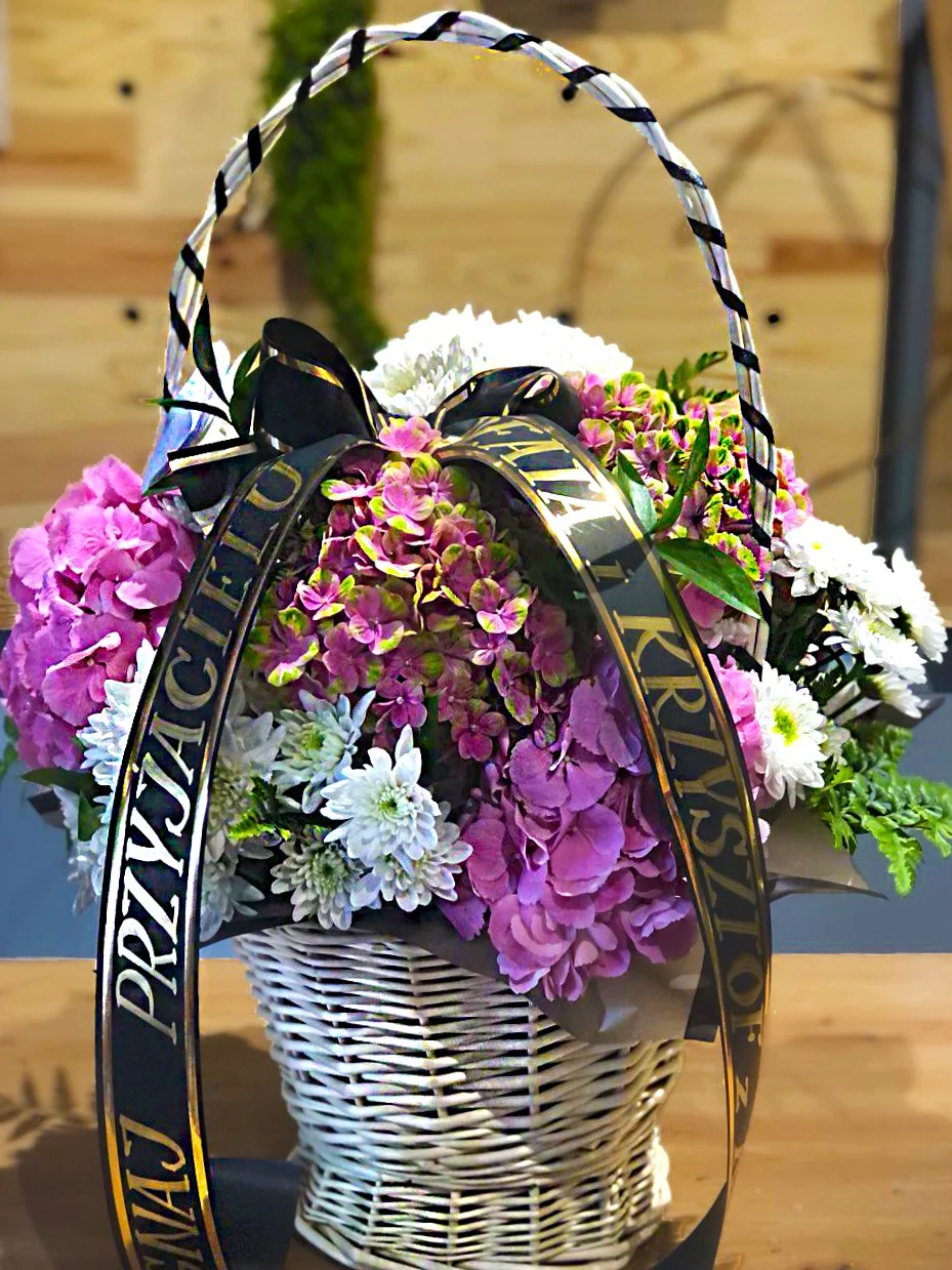 Elegancka wiązanka pogrzebowa w formie kosza z hortensjami