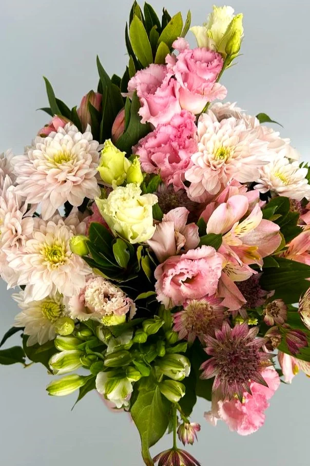 Eleganckie kwiaty w wazonie - alstroemerii i eustomy