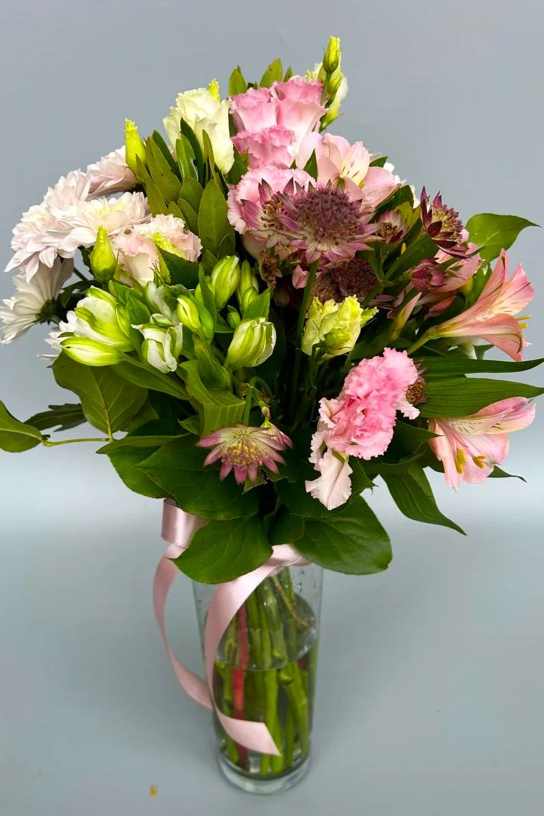 Delikatne kwiaty w wazonie jako gotowy prezent