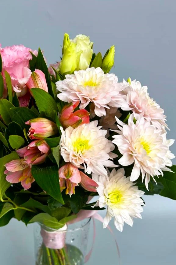 Kwiaty w wazonie w pastelowej kompozycji