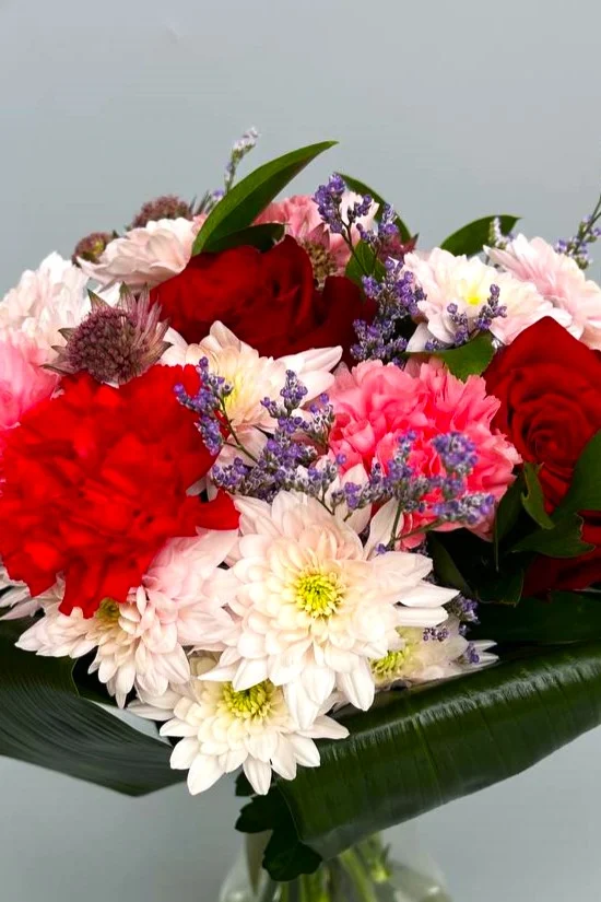 Kompozycja kwiaty w wazonie z róż i margaretek