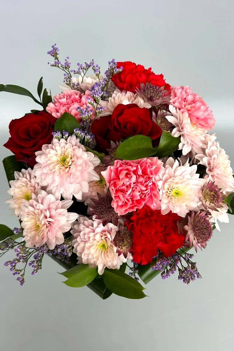 Kolorowe kwiaty w wazonie