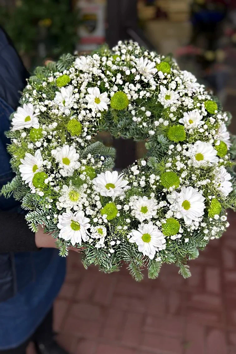 okrągła wiązanka pogrzebowa z białymi margaretkami