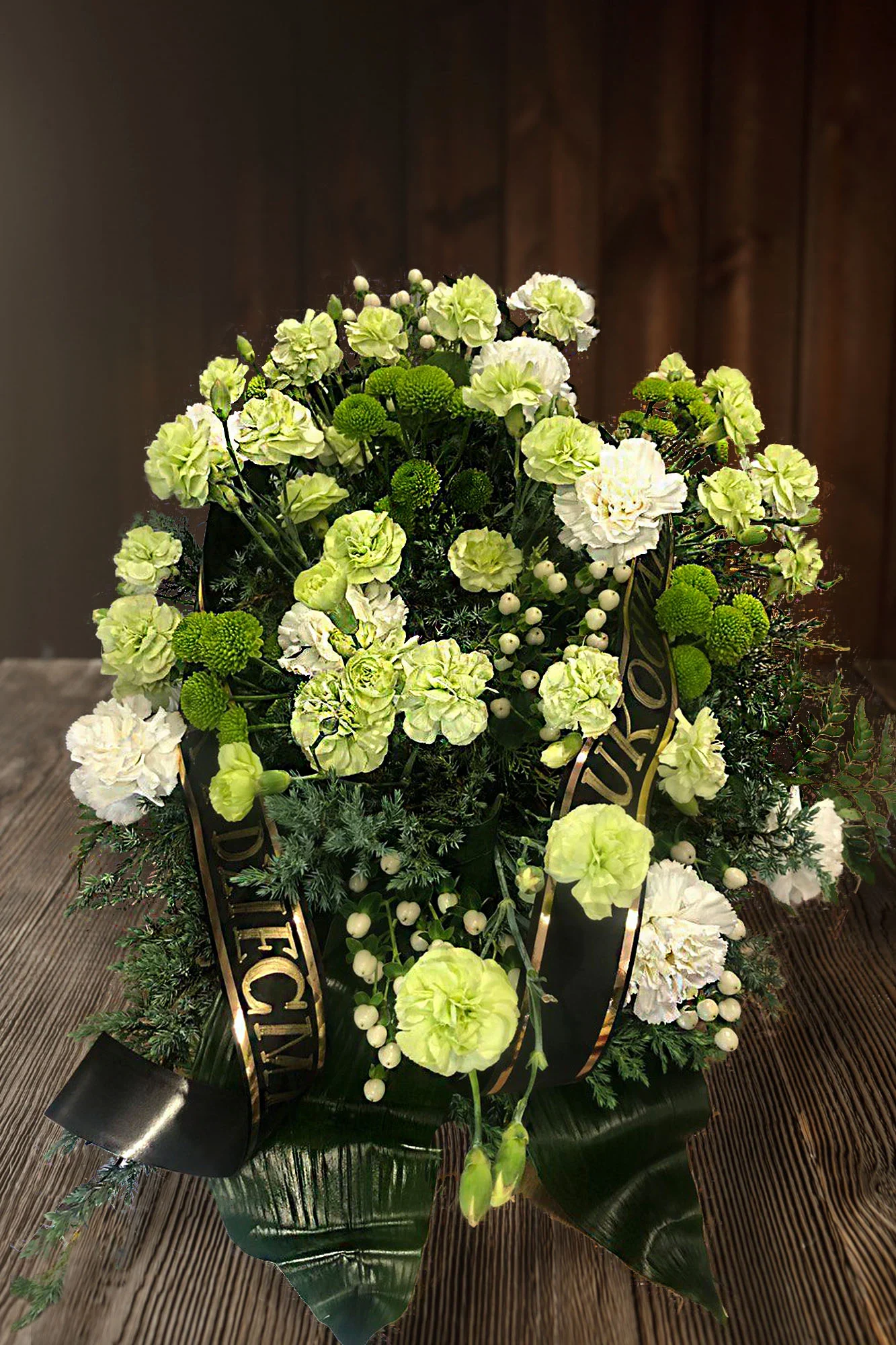 Elegancka biało-zielona wiązanka na pogrzeb