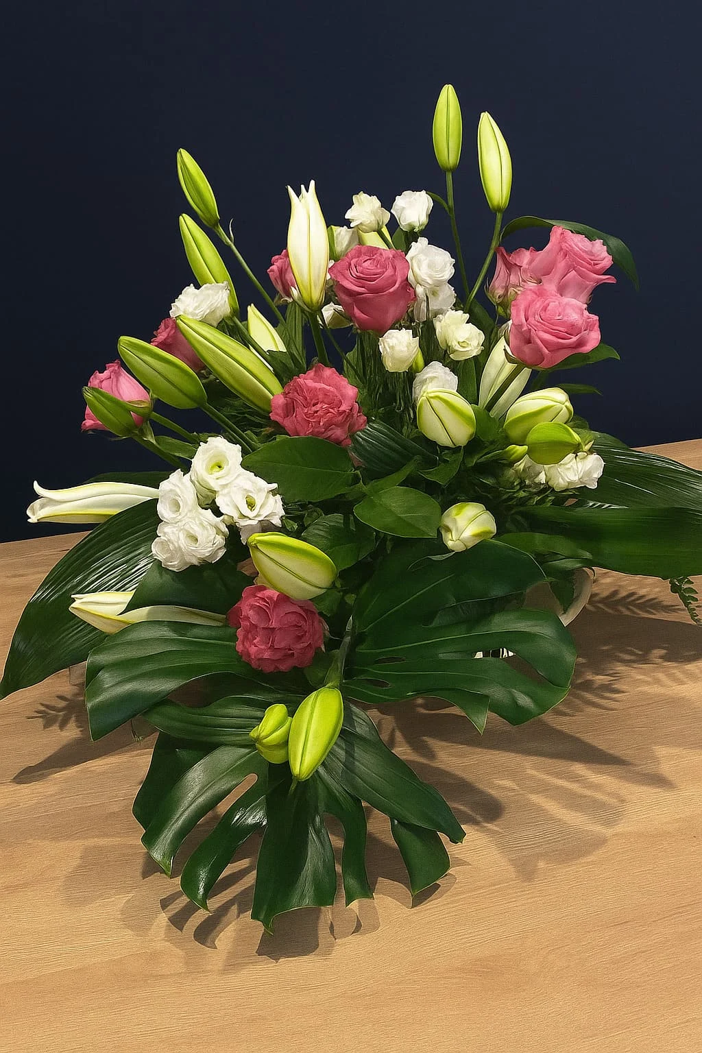 Wiązanka pogrzebowa „Wieczna pamięć” z róż i lilii