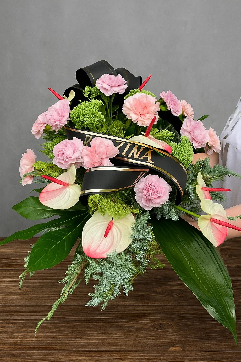 wiązanka pogrzebowa z anthurium i czerwonymi goździkami