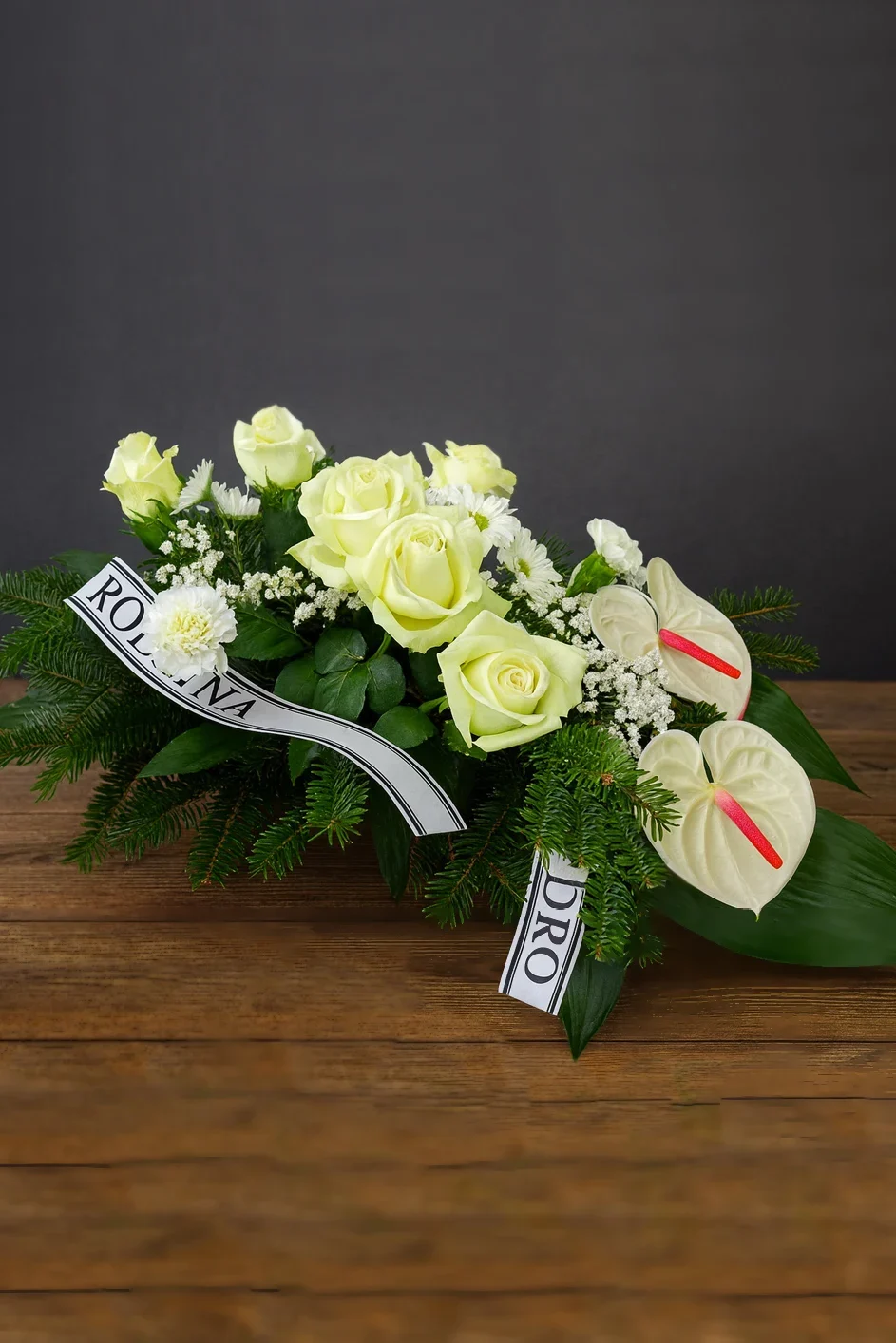Stonowana kompozycja pogrzebowa z białych kwiatów i jodły