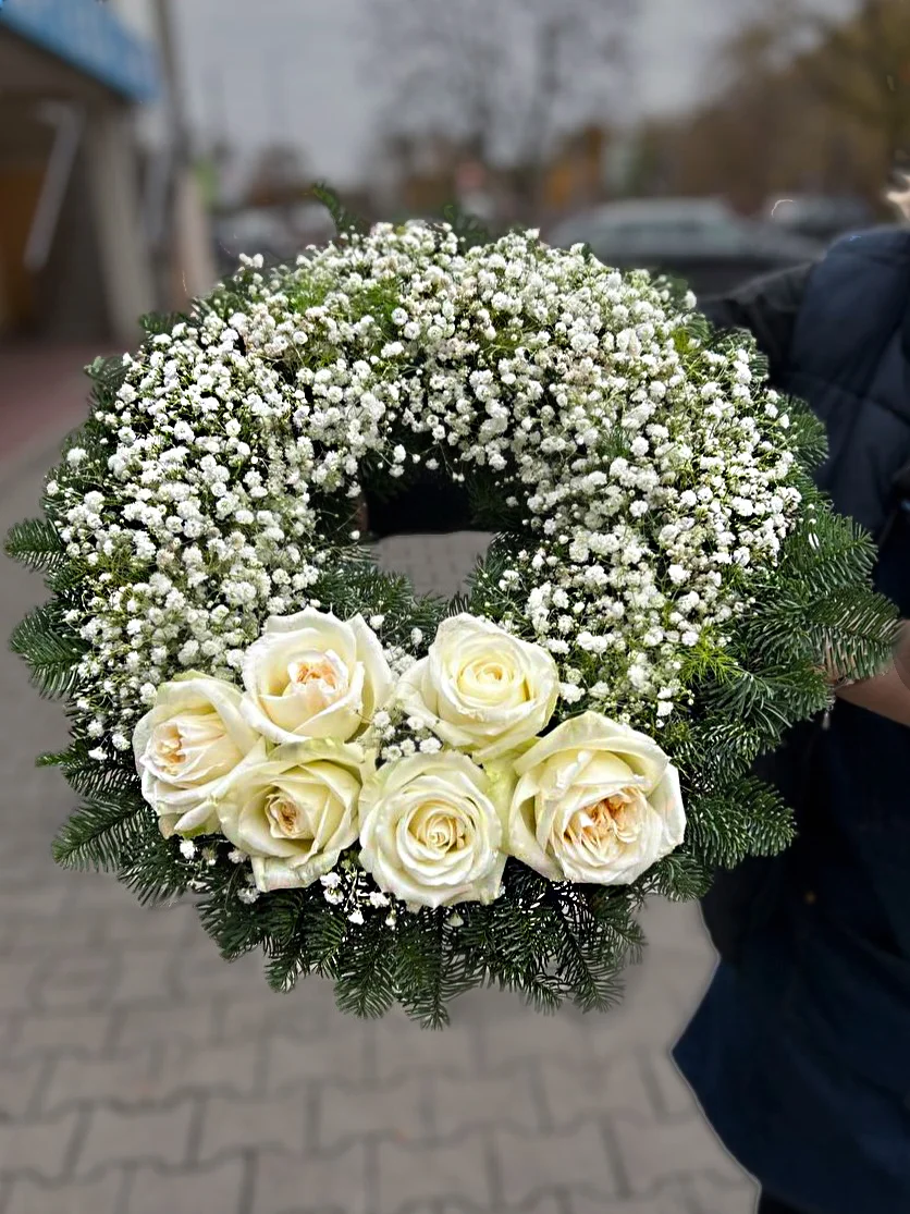 Klasyczna wiązanka pogrzebowa z białych róż na uroczystość pożegnalną
