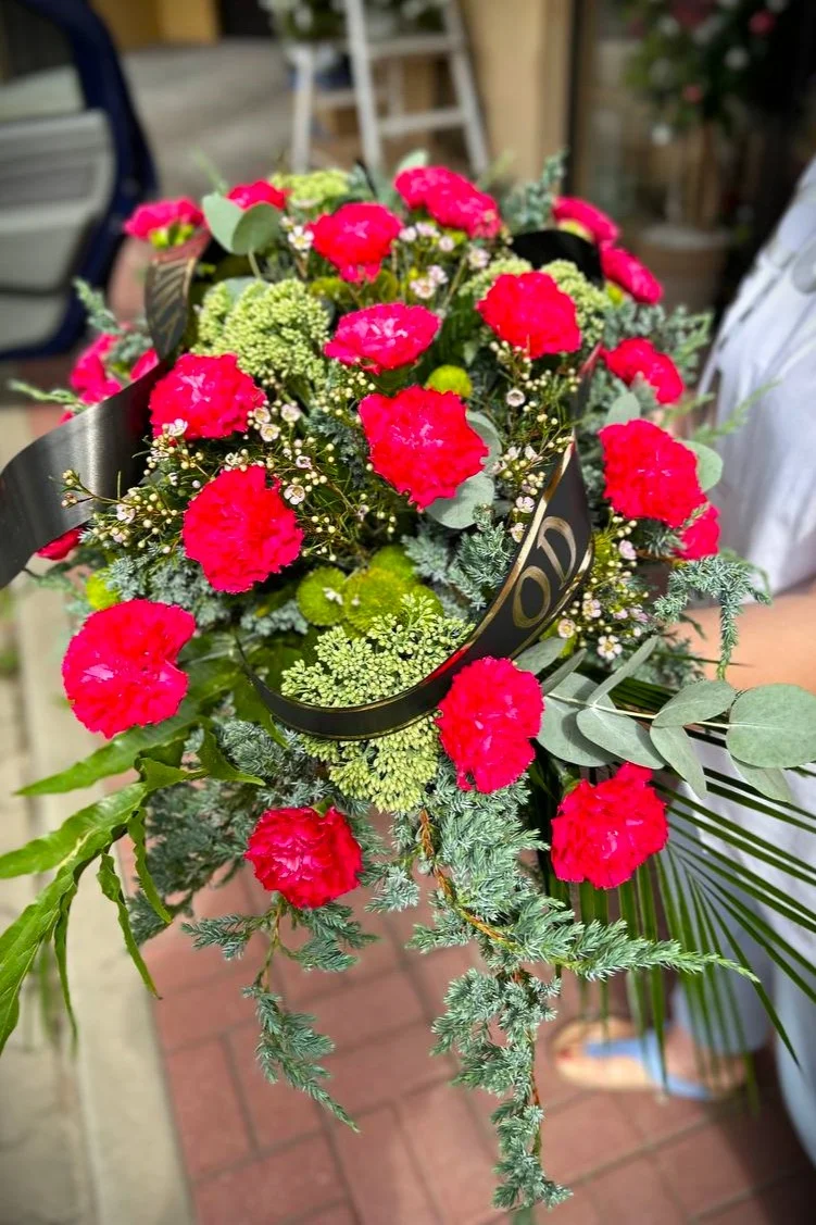 Nowoczesna wiązanka pogrzebowa w czerwono-zielonych tonach