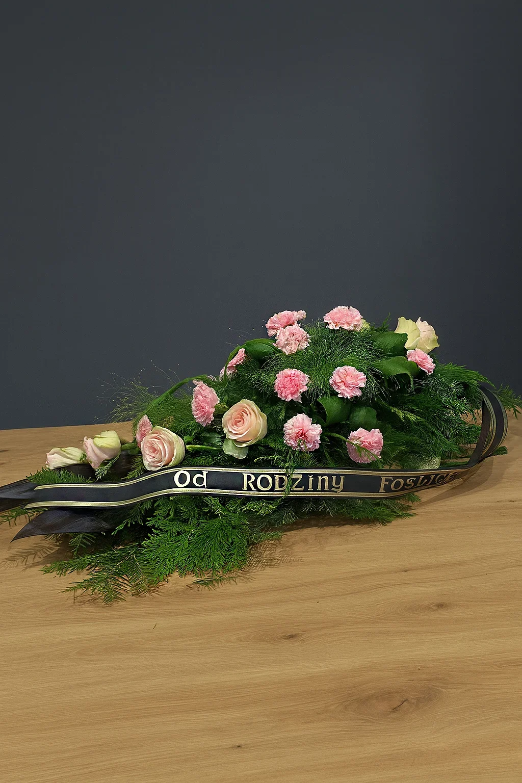 Elegancka wiązanka na pogrzeb z różowymi kwiatami