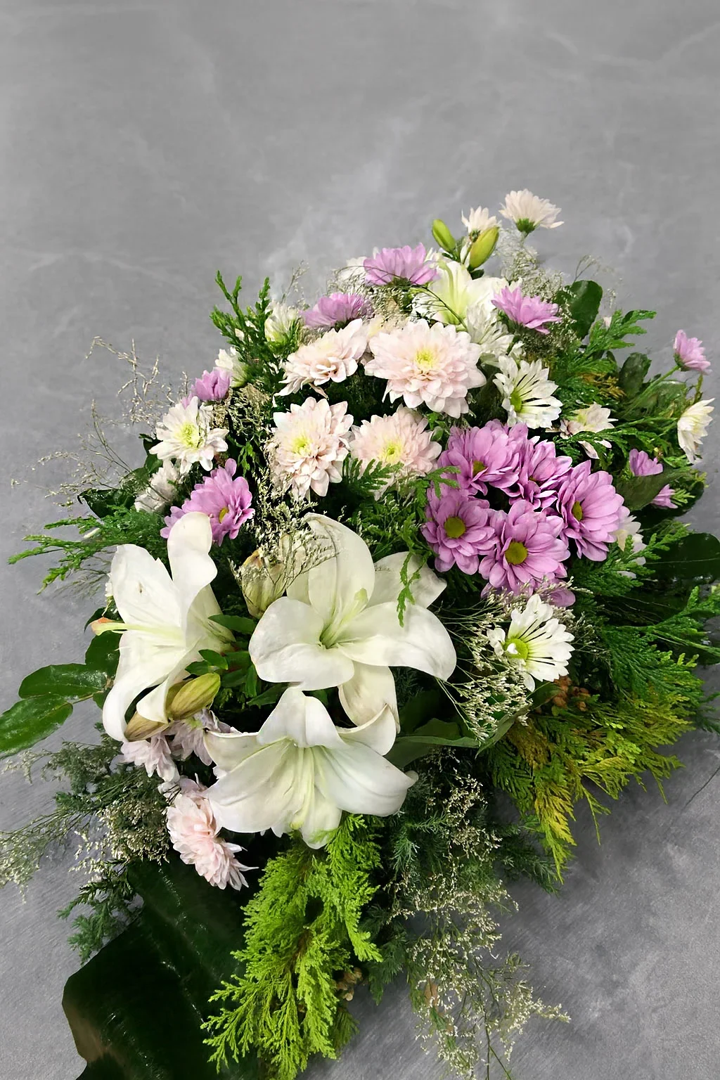 wiązanka pogrzebowa z białą lilią i różową margaretką