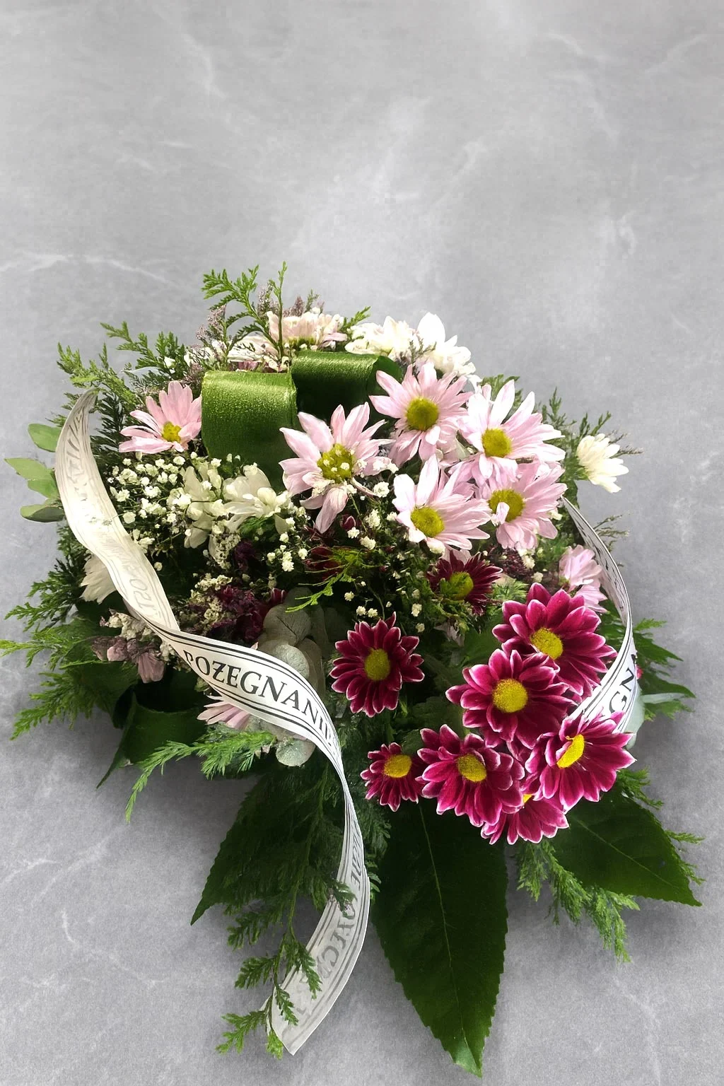 Stonowana wiązanka żałobna z margaretek i zieleni