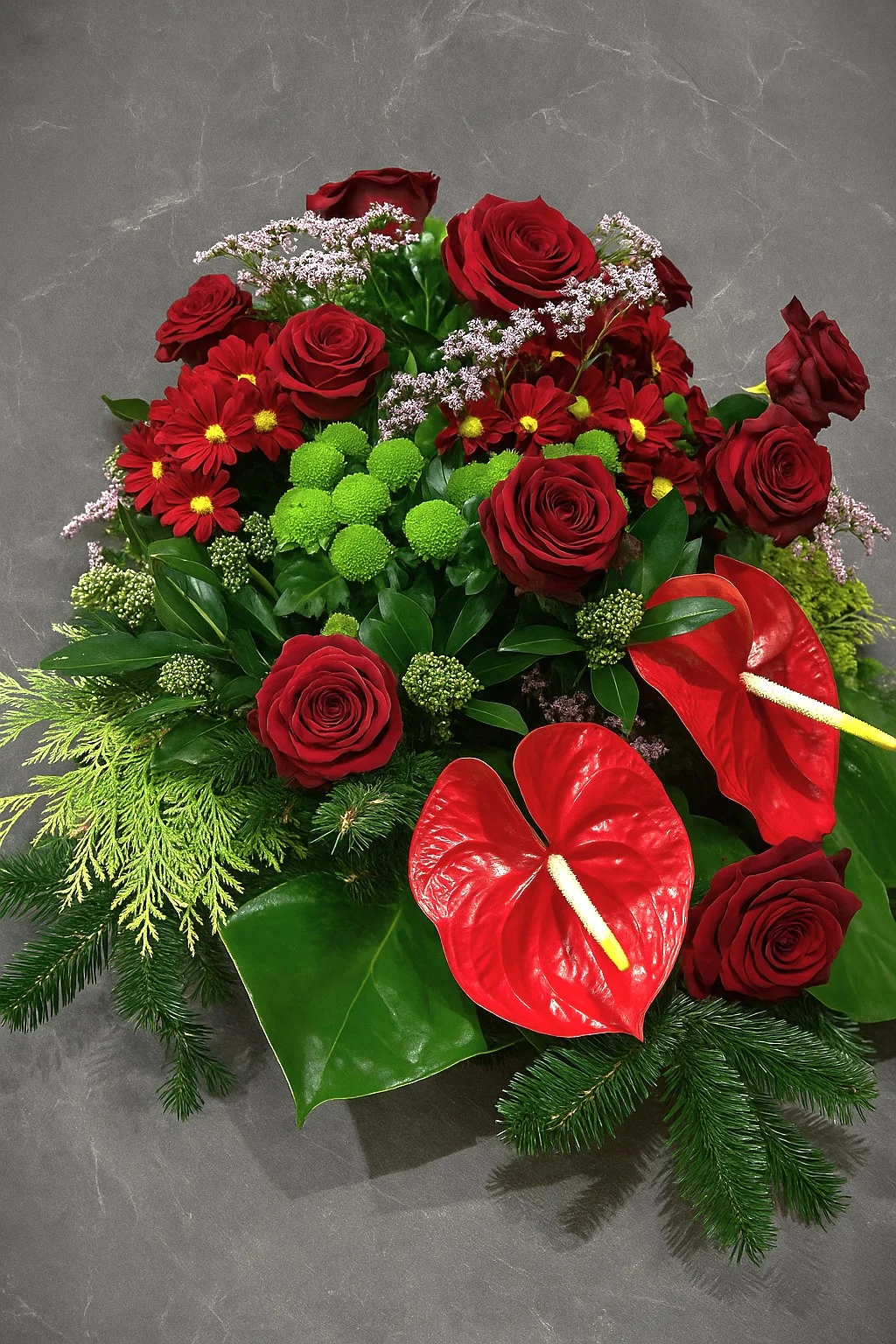 Wiązanka pogrzebowa z czerwonych róż i anturium na trumnie