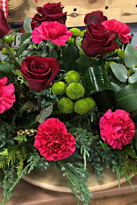 Elegancka wiązanka na pogrzeb z eukaliptusem i zielenią