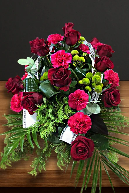 Wiązanka pogrzebowa z czerwonych róż, różowych goździków i santinii