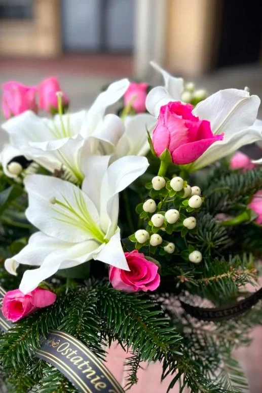 Wiązanka pogrzebowa z róż i białych lilii