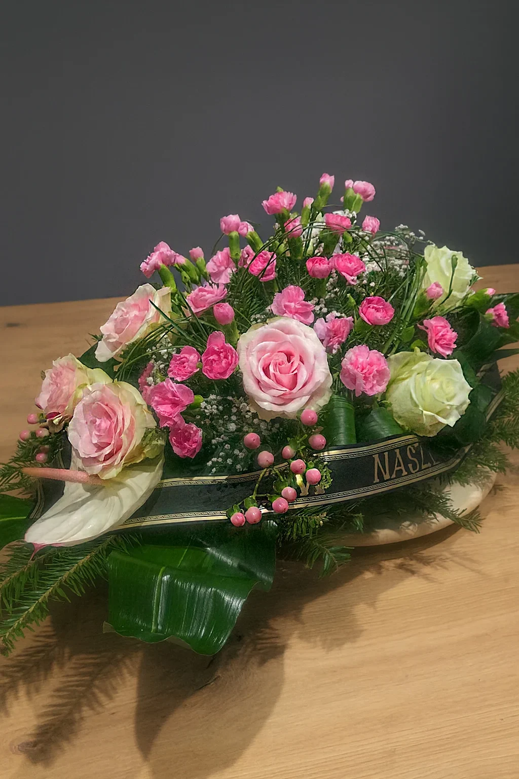 Elegancka leżąca wiązanka na pogrzeb z anturium i różami