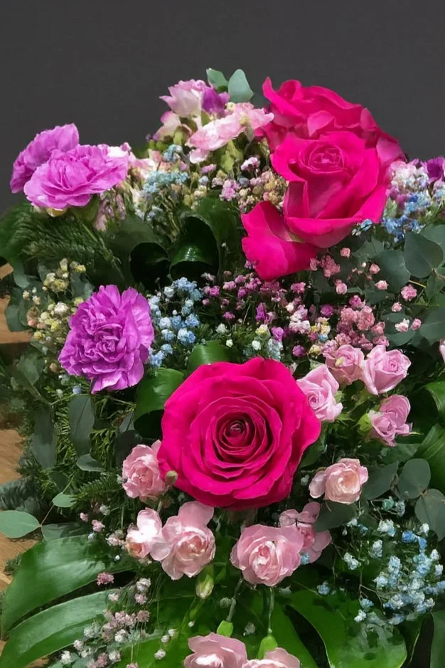 Nowoczesna wiązanka pogrzebowa w odcieniach różu i fioletu