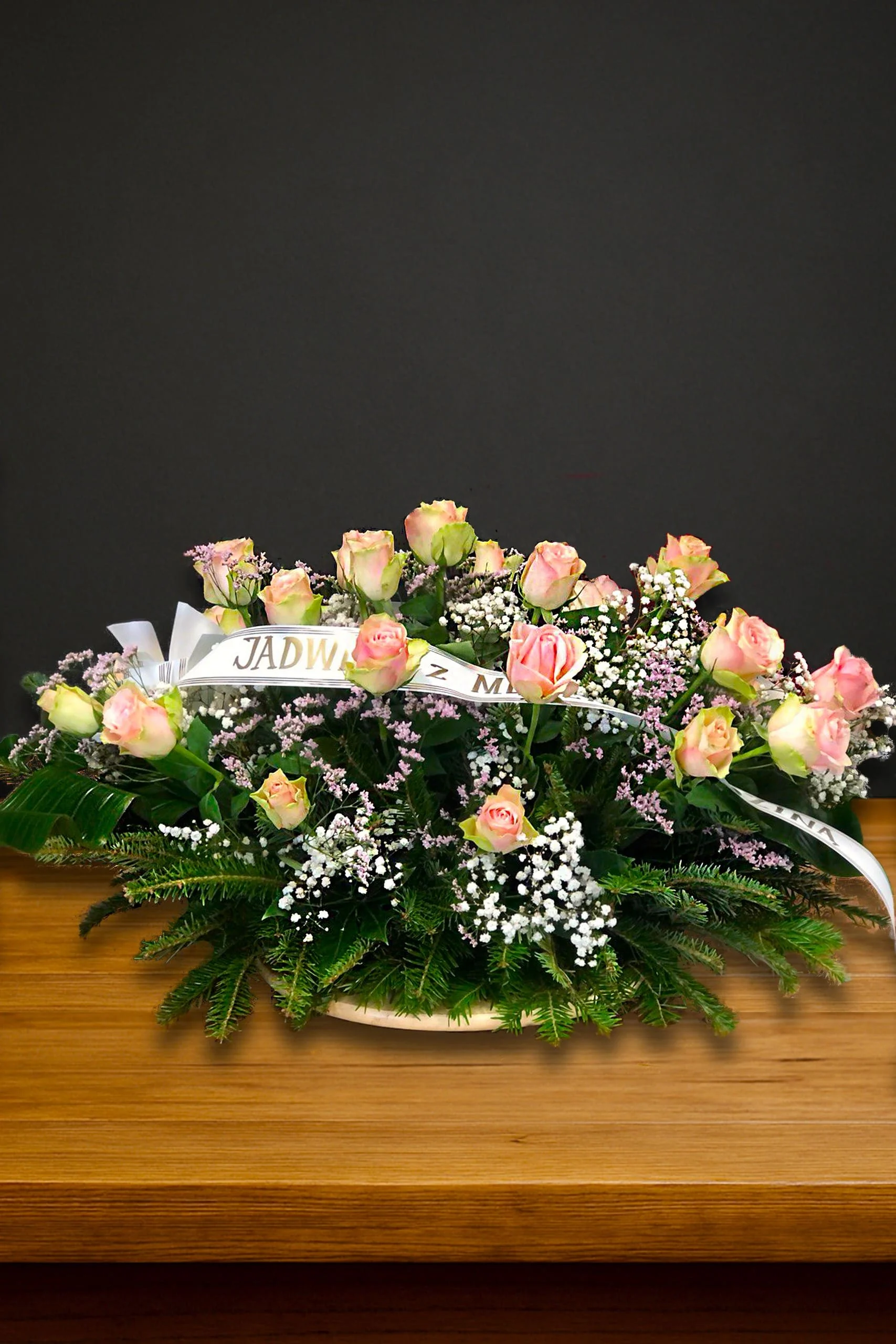 Wiązanka pogrzebowa z różowych róż i białej gipsówki