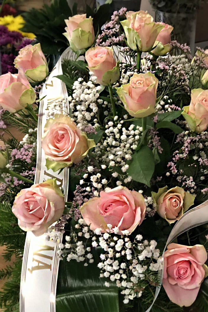 Elegancka wiązanka pogrzebowa z różowych róż