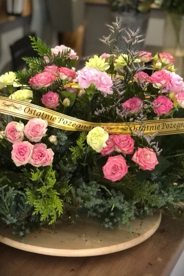 Stonowana kompozycja kwiatowa na pogrzeb w odcieniach różu