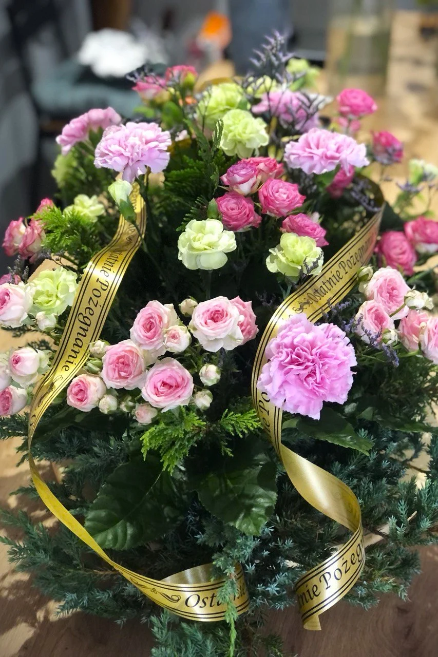 Elegancka leżąca wiązanka na pogrzeb z róż i goździków