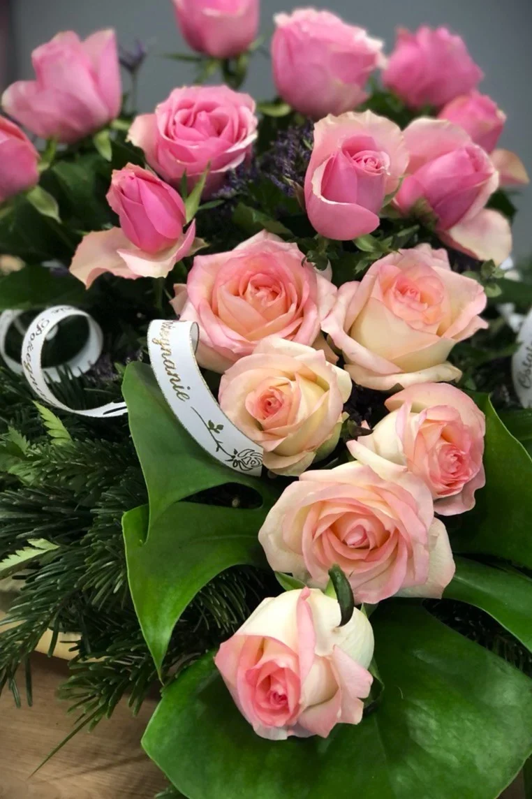 Elegancka leżąca wiązanka na pogrzeb z różowych róż
