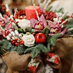 Jak łączyć świeże kwiaty z suszonymi roślinami w dekoracjach świątecznych?