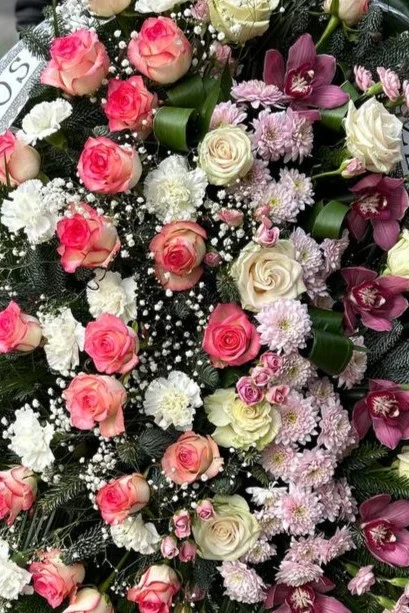 Elegancki wieniec pogrzebowy na pogrzeb w odcieniach różu