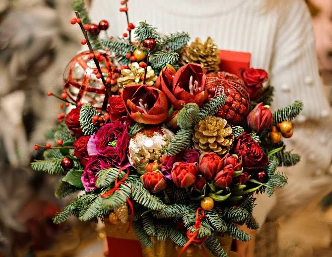 Świąteczna kompozycja z kwiatów i zimowego dekoru