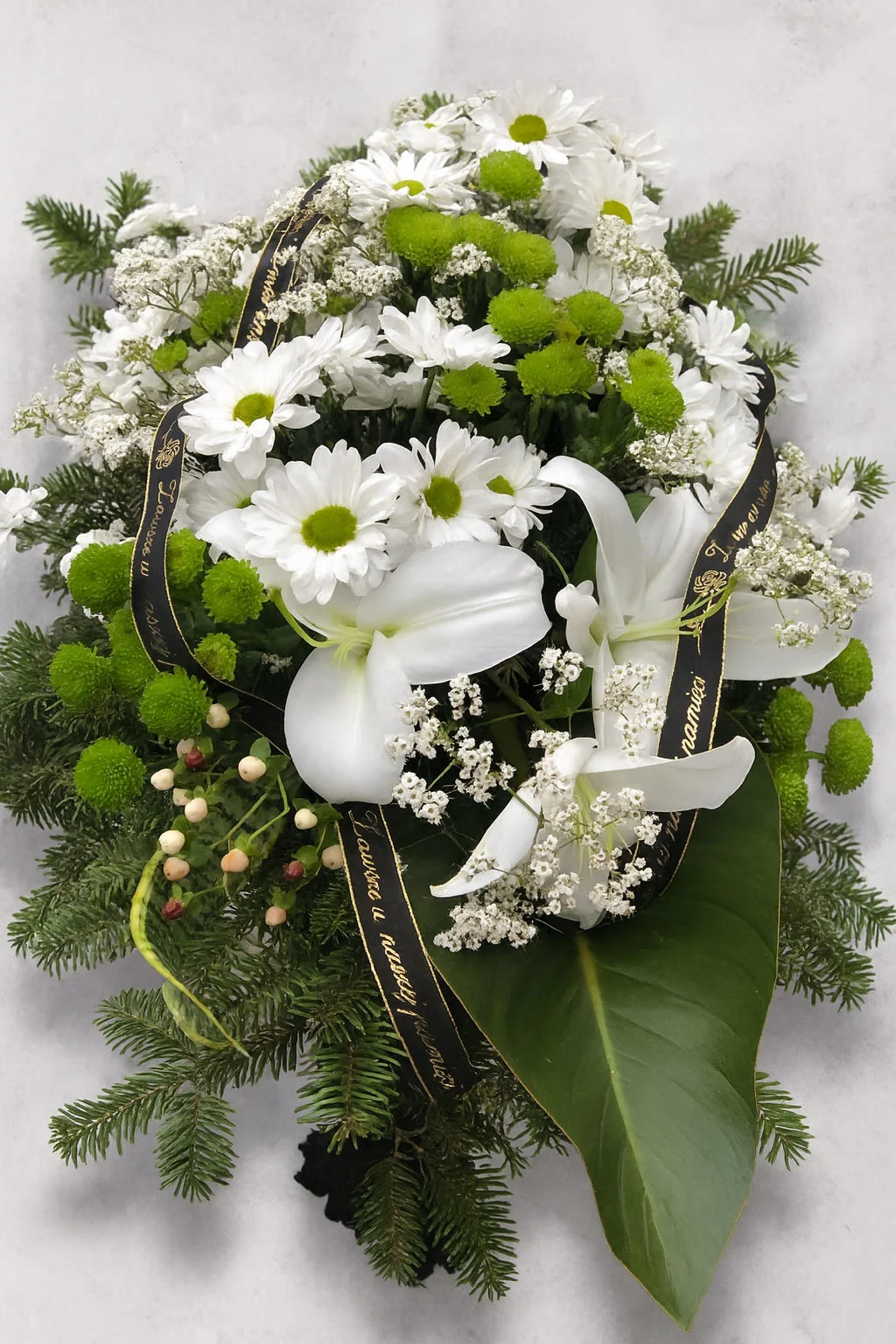 Elegancka kompozycja pogrzebowa z margaretek, lilii i santinii