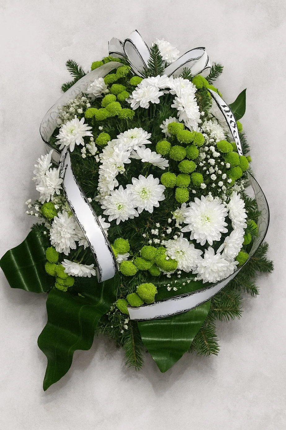 Elegancka wiązanka na pogrzeb w biel-zielonych odcieniach