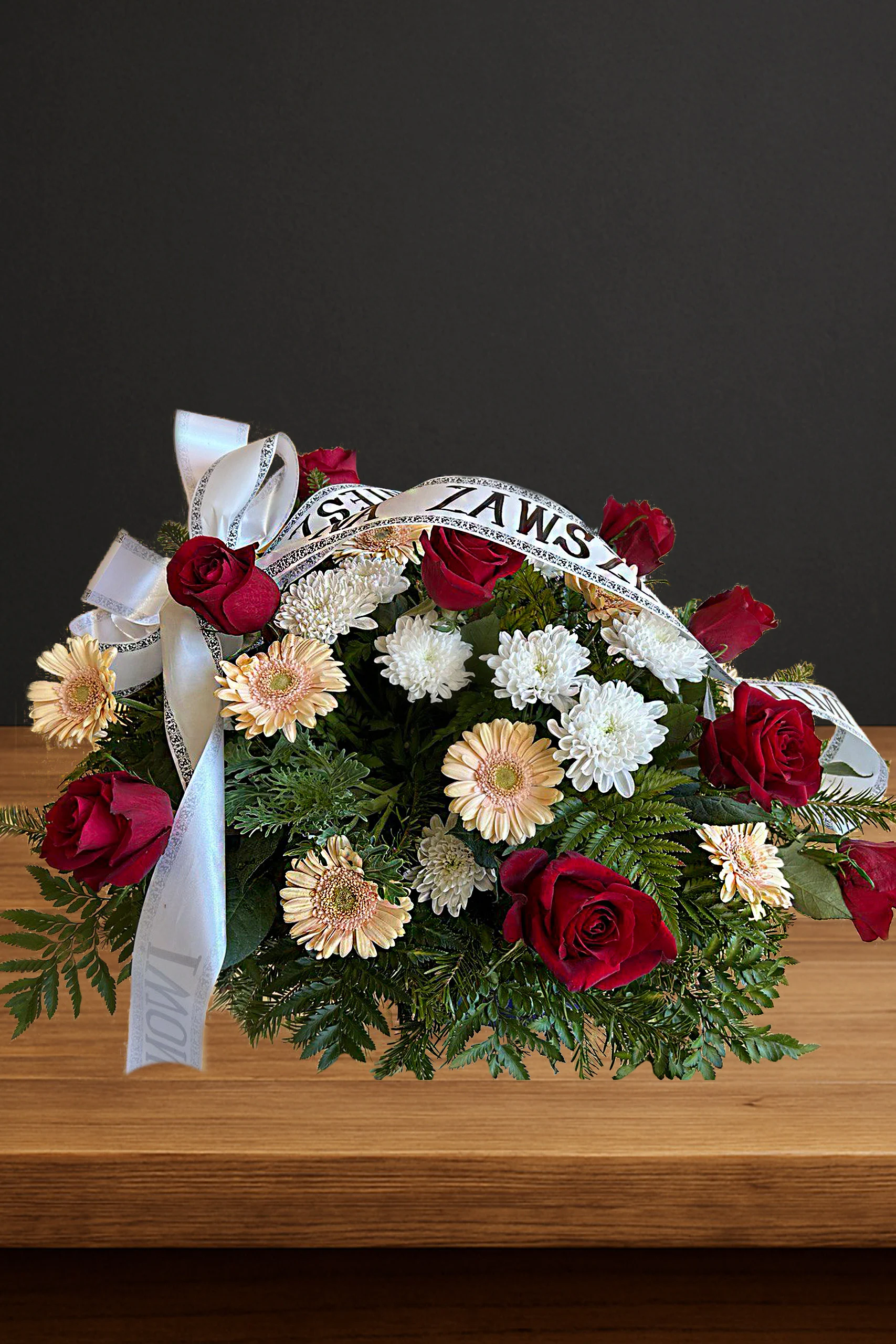 Elegancka wiązanka na pogrzeb z róż, gerber i białych margaretek