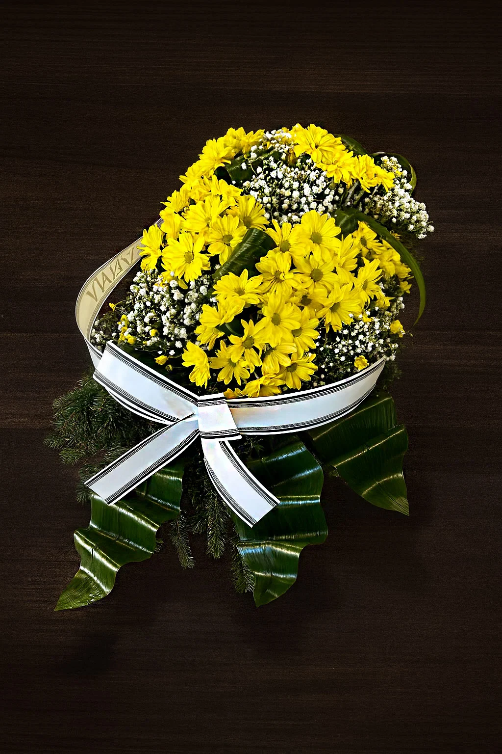 Elegancka wiązanka pogrzebowa z margaretek w odcieniu żółtym