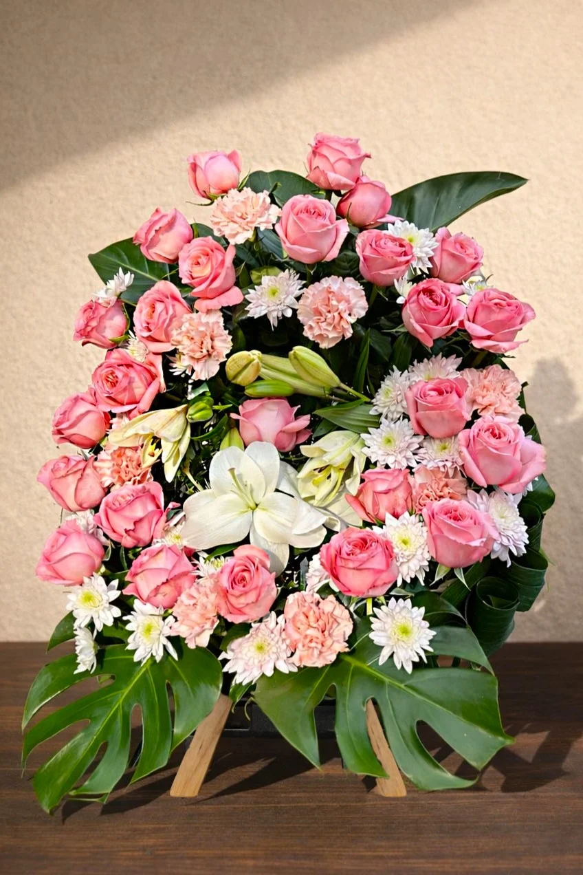 Elegancki wieniec pogrzebowy z białych i różowych kwiatów