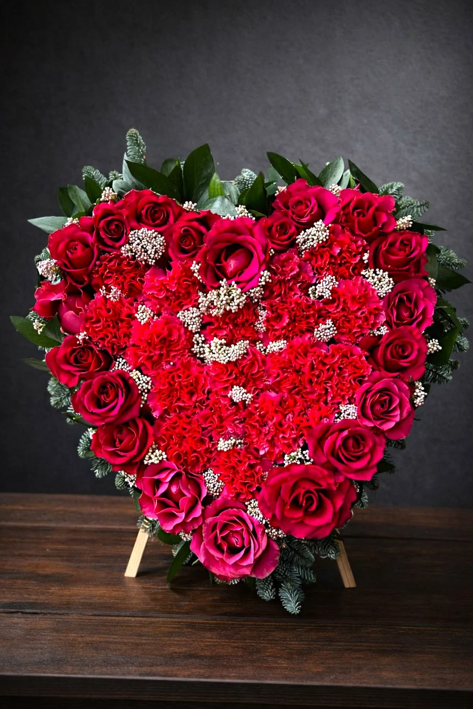 Wieniec pogrzebowy serce z czerwonych róż