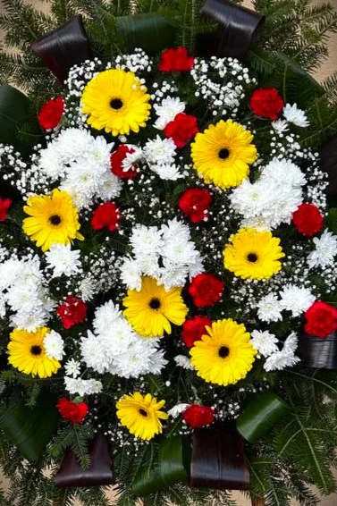 Wieniec pogrzebowa z kompozycją Gerbera miks, Goździk, Gipsówka i Margaretka